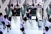 Brutální video: Matku rozdrtil eskalátor, syna hodila z posledních sil do bezpečí