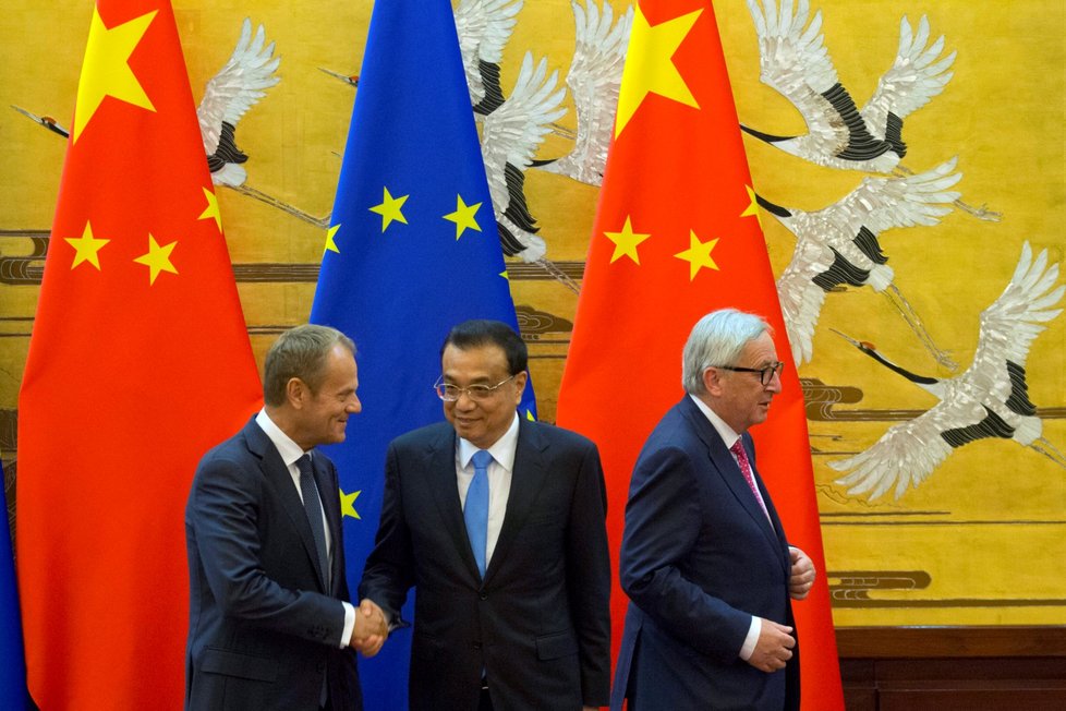 Předseda Evropské komise Jean-Claude Juncker na společné tiskové konferenci doplnil, že Čína ví, jak otevřít své hospodářství, a může tak učinit, pokud si to přeje.