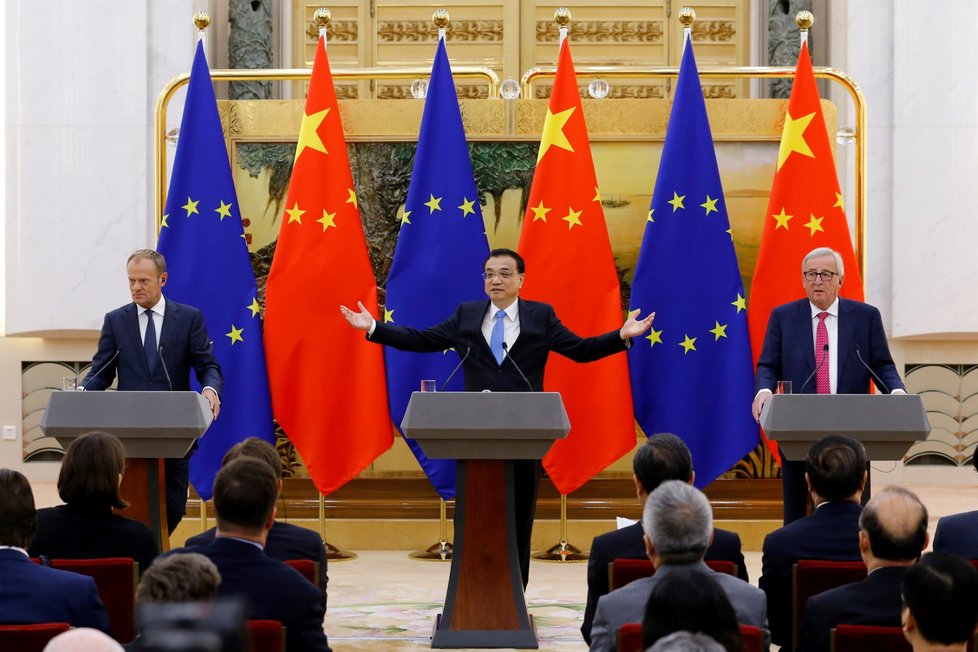 Předseda Evropské komise Jean-Claude Juncker na společné tiskové konferenci doplnil, že Čína ví, jak otevřít své hospodářství, a může tak učinit, pokud si to přeje.