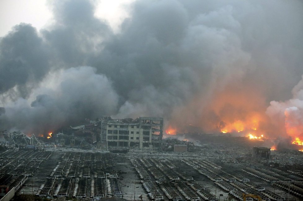 Obraz zkázy: Čínským městem Tchien-ťin otřásly dva mohutné výbuchy.