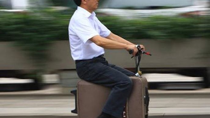 Čínský farmář vyrobil jezdící kufr, vypadá jako motorka, má GPS a váží jen 7 kilogramů