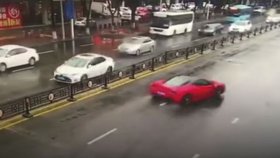 Řidička v Číně havarovala s luxusním ferrari jen pár sekund poté, co usedla za volant.