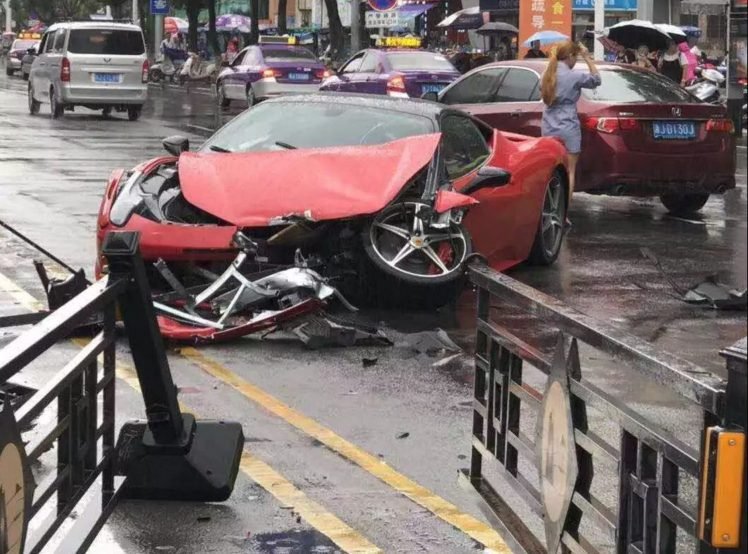 Řidička v Číně havarovala s luxusním ferrari jen pár sekund poté, co usedla za volant.