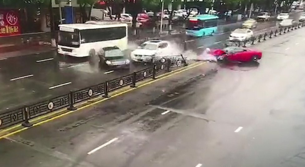 Řidička v Číně havarovala s luxusním ferrari jen pár sekund poté, co usedla za volant.