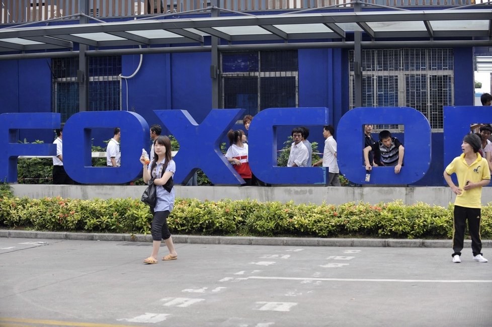Před čínskou továrnou Foxconnu bylo rušno, servalo se tam 2000 dělníků