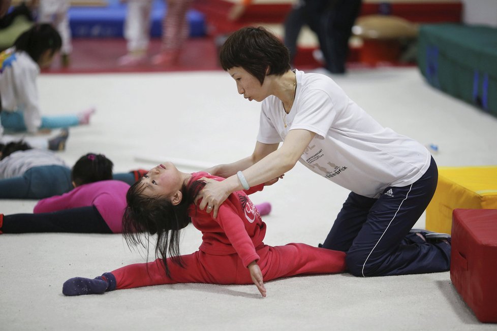 Úspěch čínských olympioniků se pěstuje už od mala. Čínské gymnastické školy přitom používají trýznivé praktiky!