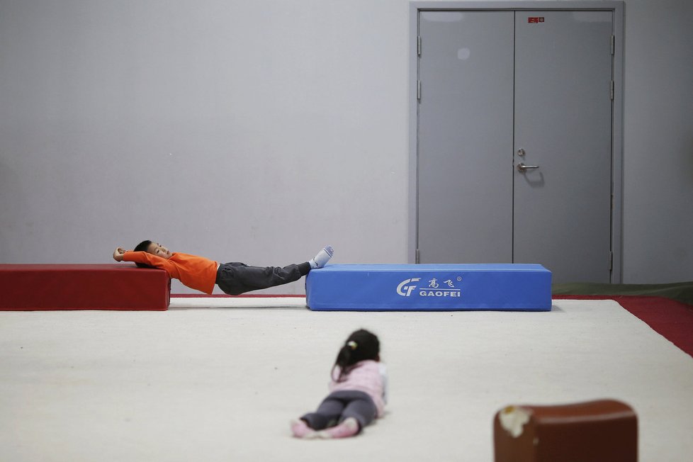 Úspěch čínských olympioniků se pěstuje už od mala. Čínské gymnastické školy přitom používají trýznivé praktiky!