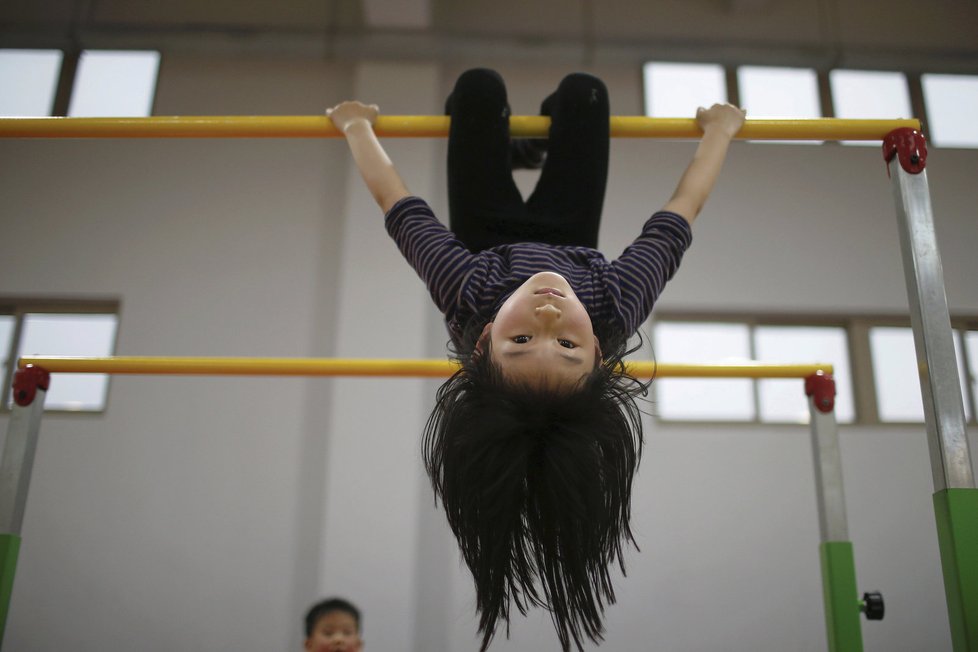 Úspěch čínských olympioniků se pěstuje už od mala. Čínské gymnastické školy přitom používají trýznivé praktiky ! 