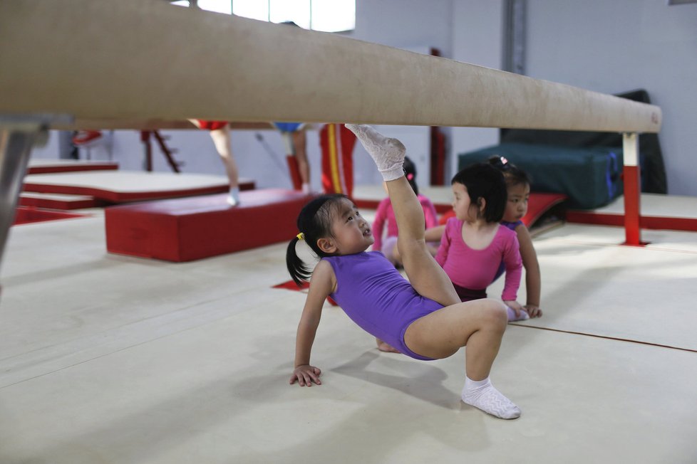 Úspěch čínských olympioniků se pěstuje už od mala. Čínské gymnastické školy přitom používají trýznivé praktiky ! 