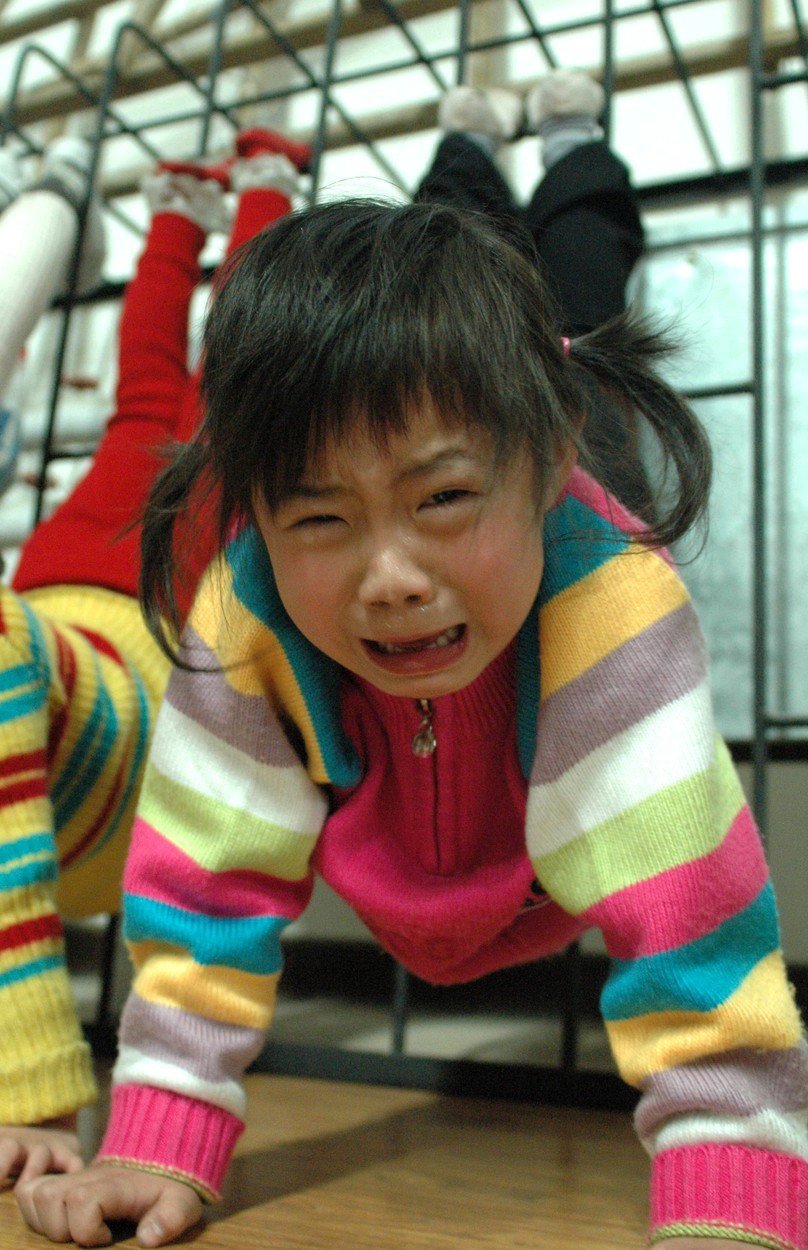 Pláč a utrpení ve tváři. Tak to vypadá v čínských gymnastických školách.