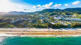 Čínský ostrov Hainan coby exotická dovolenková destinace.