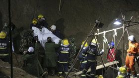 Stovky záchranářů se snažily vyprostit chlapce, který se propadl do šachty. Čtyřdenní záchranná operace bohužel skončila nezdarem.