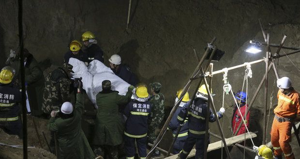 Stovky záchranářů se snažily vyprostit chlapce, který se propadl do šachty. Čtyřdenní záchranná operace bohužel skončila nezdarem.