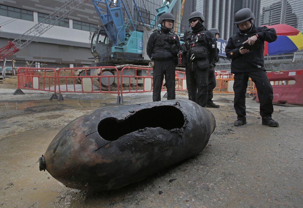 V Hongkongu zneškodnili nevybuchlou bombu z 2. světové války.