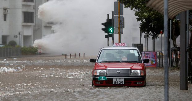 Účast ve volbách může ohrozit tajfun: Japonci se bojí prudkého deště a větru