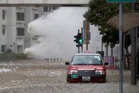 Účast ve volbách může ohrozit tajfun: Japonci se bojí prudkého deště a větru