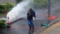 Nejméně 34 zraněných si vyžádal mohutný tajfun Hato, který ve středu zasáhl Hongkong. Nejméně 34 zraněných si vyžádal mohutný tajfun Hato, který ve středu zasáhl Hongkong.