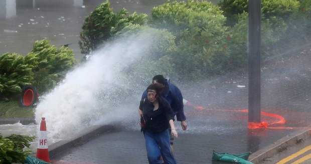 Nejméně 34 zraněných si vyžádal mohutný tajfun Hato, který ve středu zasáhl Hongkong.
