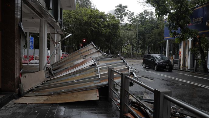 Nejméně 34 zraněných si vyžádal mohutný tajfun Hato, který ve středu zasáhl Hongkong.