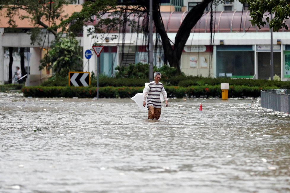 Nejméně 34 zraněných si vyžádal mohutný tajfun Hato, který ve středu zasáhl Hongkong.