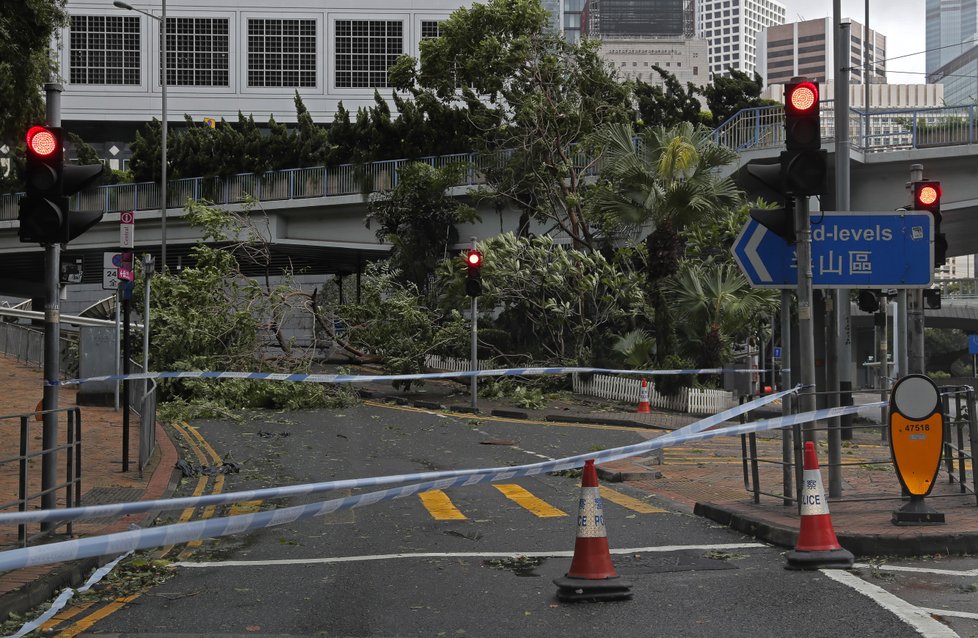 Nejméně 34 zraněných si vyžádal mohutný tajfun Hato, který ve středu zasáhl Hongkong.