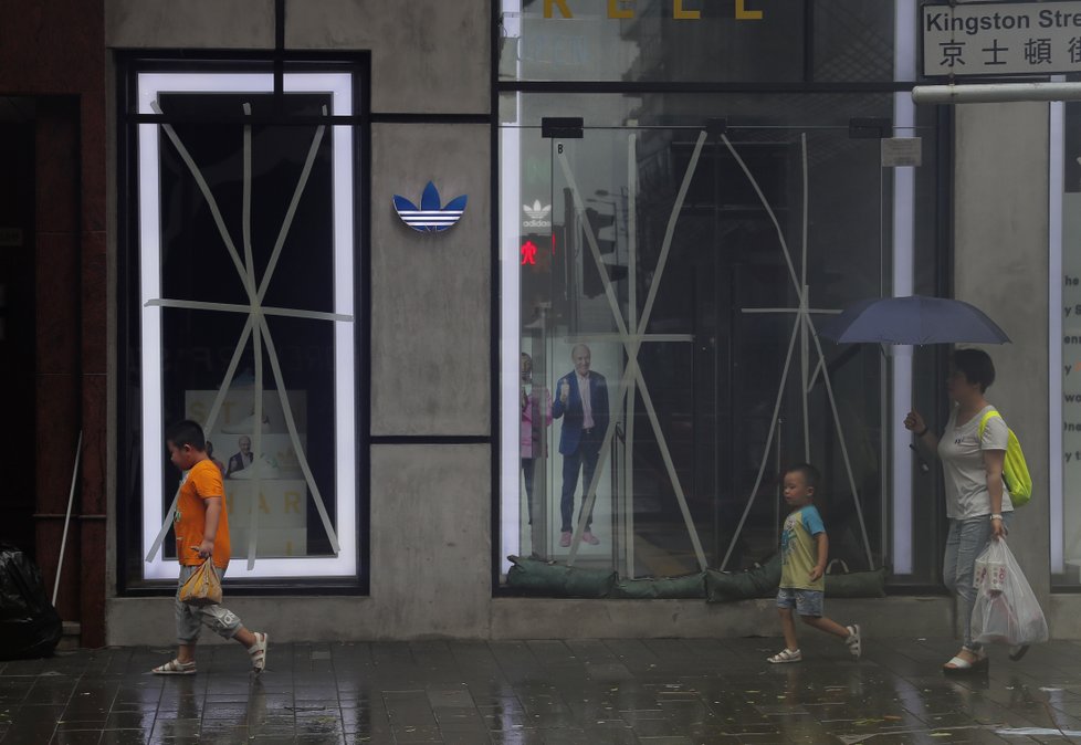 Nejméně 34 zraněných si vyžádal mohutný tajfun Hato, který ve středu zasáhl Hongkong.