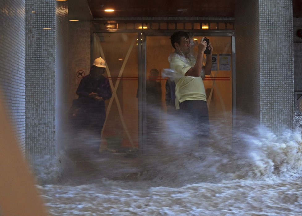 Nejméně 34 zraněných si vyžádal mohutný tajfun Hato, který ve středu zasáhl Hongkong.