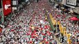 Desetitisíce lidí v neděli vyrazily do ulic Hongkongu ve snaze odvrátit schválení zákona, který by umožnil vydávat osoby podezřelé ze spáchání trestného činu do pevninské Číny