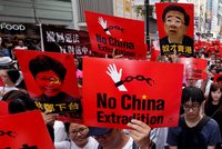 „Otázka života a smrti!“ Půlmilionový dav vyšel do ulic Hongkongu kvůli Číně