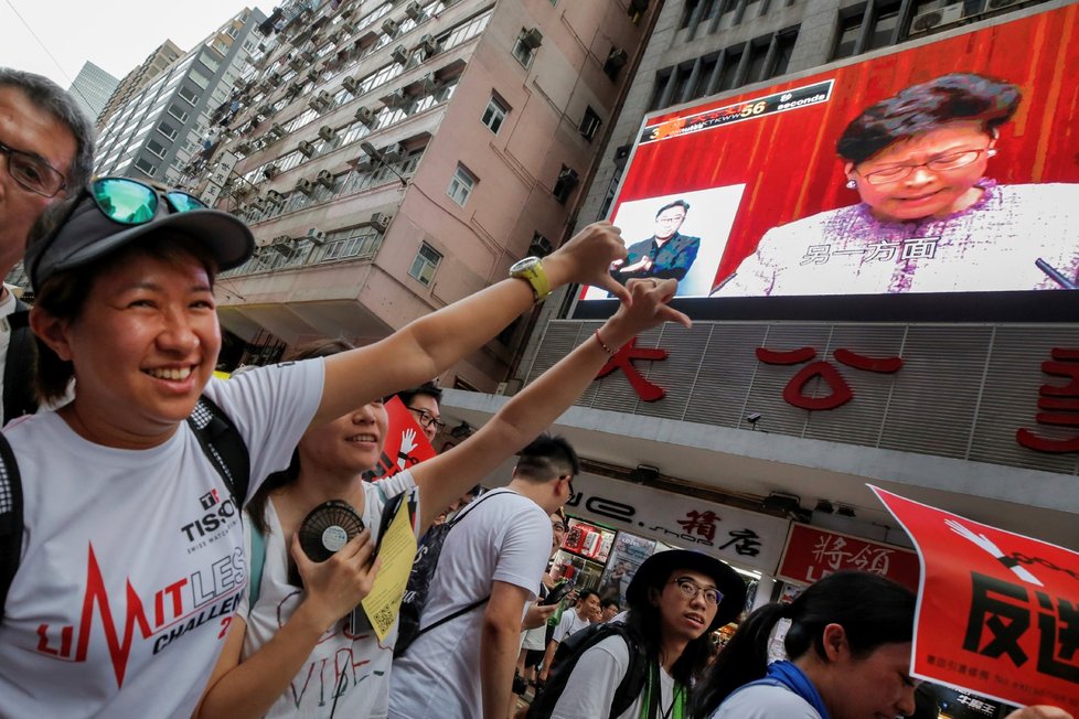 Desetitisíce lidí vyrazily do ulic Hongkongu. Vadí jim, že zákon, který by umožnil vydávat osoby podezřelé ze spáchání trestného činu do pevninské Číny, byl jen oddálen.