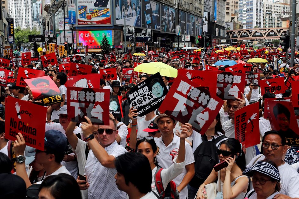 Desetitisíce lidí v neděli vyrazily do ulic Hongkongu ve snaze odvrátit schválení zákona, který by umožnil vydávat osoby podezřelé ze spáchání trestného činu do pevninské Číny