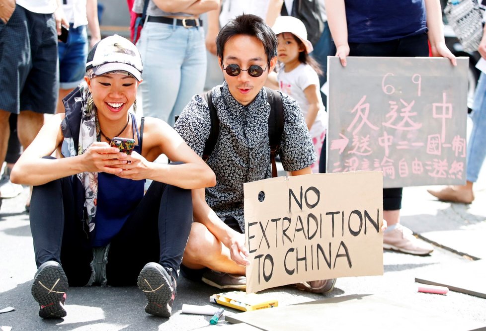 Až milion lidí v neděli vyrazil do ulic Hongkongu ve snaze odvrátit schválení zákona, který by umožnil vydávat osoby podezřelé ze spáchání trestného činu do pevninské Číny (9.6.2019)