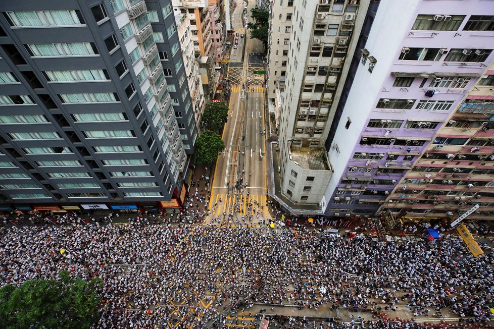 Desetitisíce lidí v neděli vyrazily do ulic Hongkongu ve snaze odvrátit schválení zákona, který by umožnil vydávat osoby podezřelé ze spáchání trestného činu do pevninské Číny