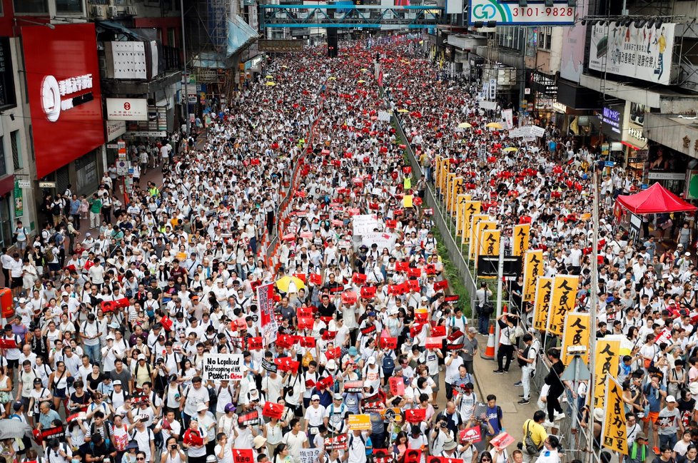 Desetitisíce lidí v neděli vyrazily do ulic Hongkongu ve snaze odvrátit schválení zákona, který by umožnil vydávat osoby podezřelé ze spáchání trestného činu do pevninské Číny
