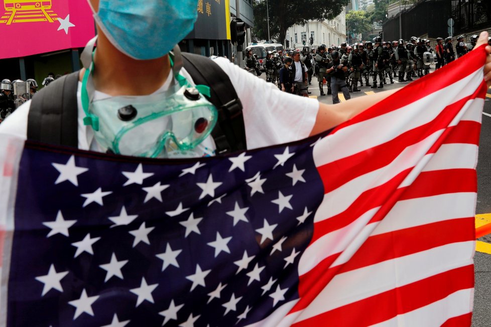 Protestující vyzývají Trumpa: Osvoboďte nás a nenechte se Pekingem zastrašit