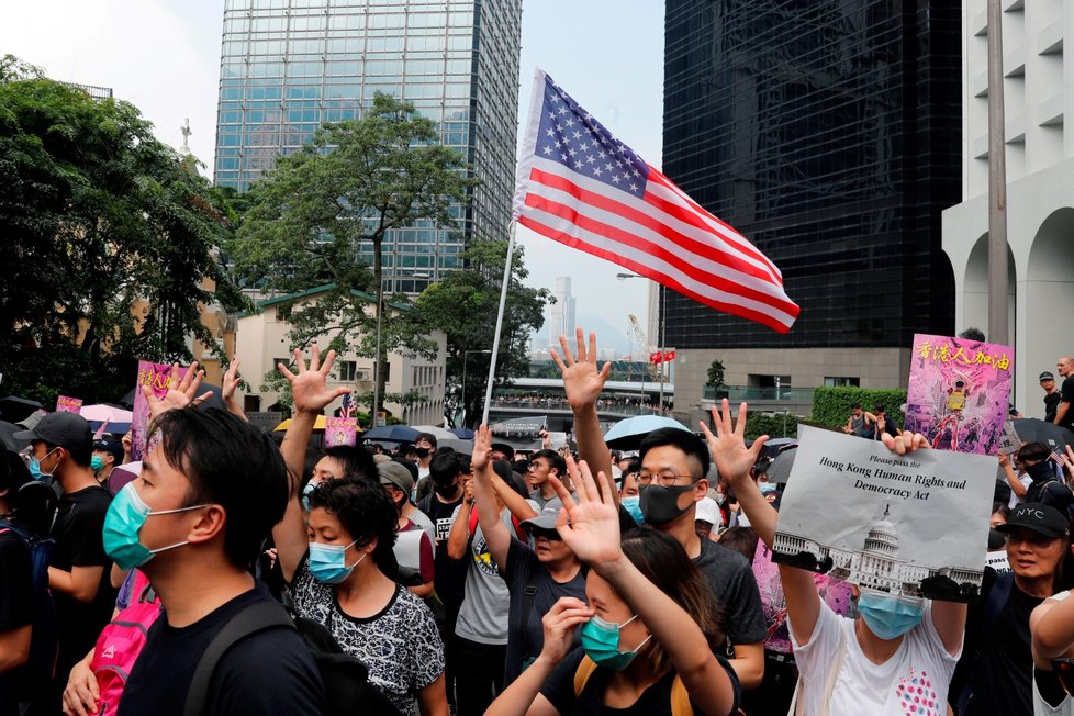Demonstrující se nebáli zpívat americkou hymnu a ulice se zaplavili americkou vlajkou