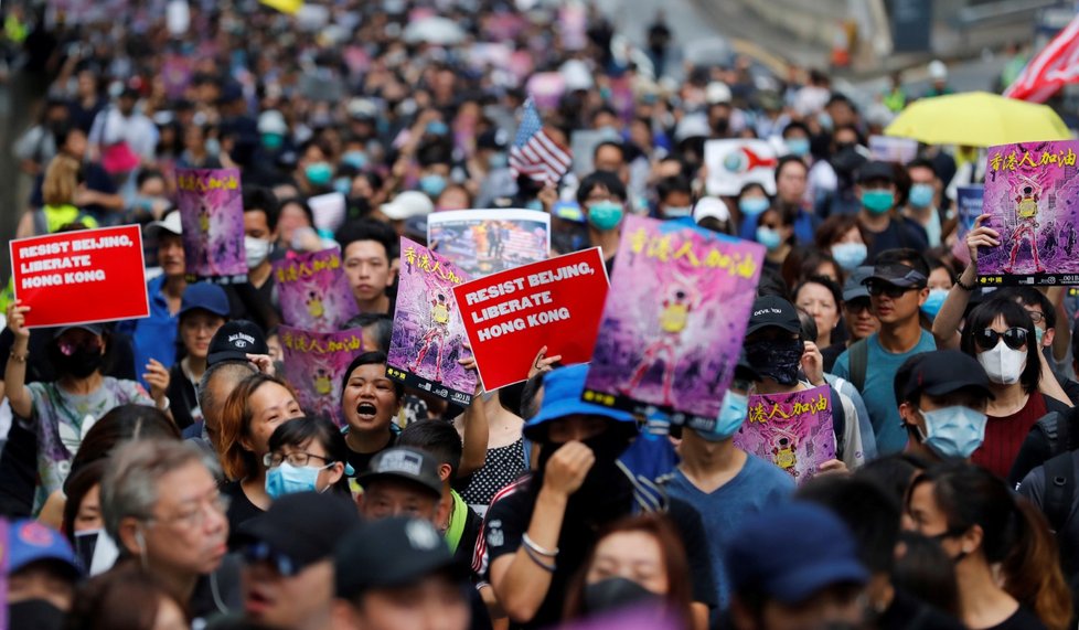Protestující vyzývají Trumpa: Osvoboďte nás a nenechte se Pekingem zastrašit