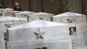 Čínské hřbitovy jsou přeplněné, úřady hledají alternativní způsoby pohřbívání.