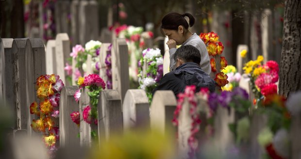 Hřbitovy v Číně jsou přeplněné a místo stojí i milion. Šanci má „zelený“ pohřeb