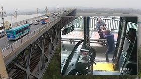 Hrdinný řidič zachránil dívku, která chtěla spáchat sebevraždu.