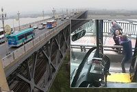 Všímavý řidič autobusu zachránil život mladé ženě. Bez jeho zásahu by skočila z mostu
