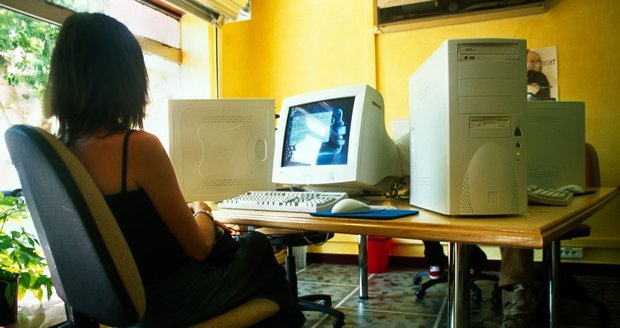 Žena porodila v internetové kavárně a pak hrála dál hry.