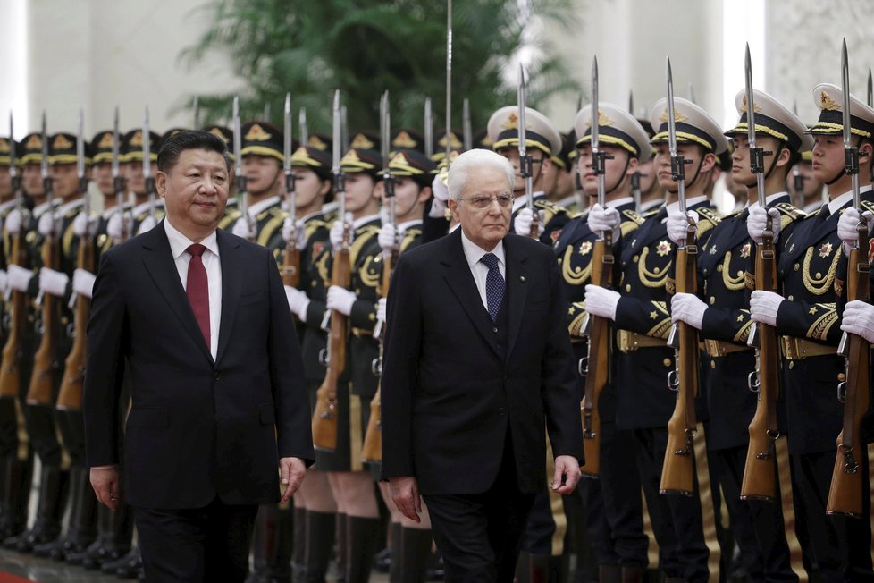 Čínský prezident Si Ťin-pching se svým italským protějškem Sergiem Mattarellou