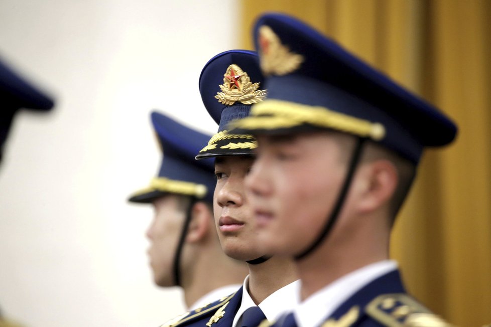 Čínští vojáci během příprav na přehlídku