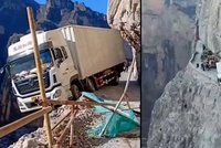 Navigace navedla kamioňáka na úzkou silnici v horách: Při couvání zůstal viset čumákem ze srázu!