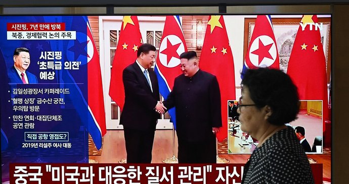 Čínský prezident Si Ťin-pching zahájil dvoudenní návštěvu Severní Koreje, vítal ho Kim Čong-un. (8.6.2026)