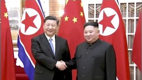 Návštěva čínského prezidenta v KLDR. Kim pro Sia připravil masovou slavnost. Siův příjezd přenášela severokorejská média.