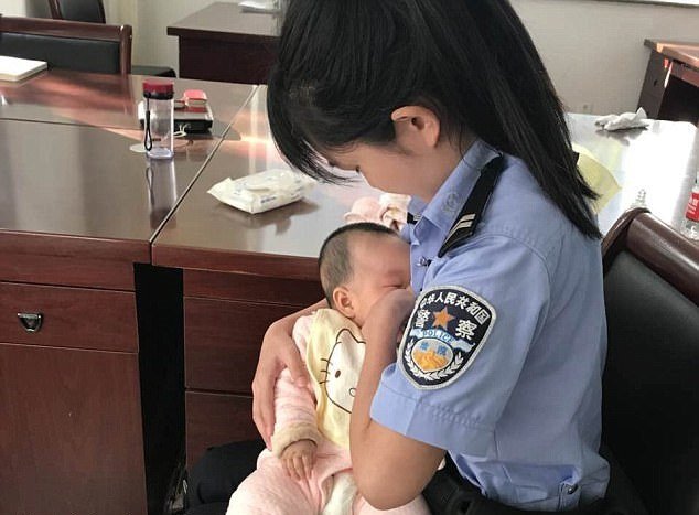 Dobrosrdečná policistka nakojila dítě ženy, která musela před soud.