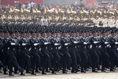 Peking se u příležitosti 70. výročí vzniku Čínské lidové republiky pokusil ohromit svět velkolepou vojenskou přehlídkou. Zúčastnilo se jí na patnáct tisíc vojáků, stovky vojenských vozidel a 160 letadel.