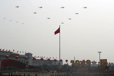 Peking se u příležitosti 70. výročí vzniku Čínské lidové republiky pokusil ohromit svět velkolepou vojenskou přehlídkou. Zúčastnilo se jí na patnáct tisíc vojáků, stovky vojenských vozidel a 160 letadel.